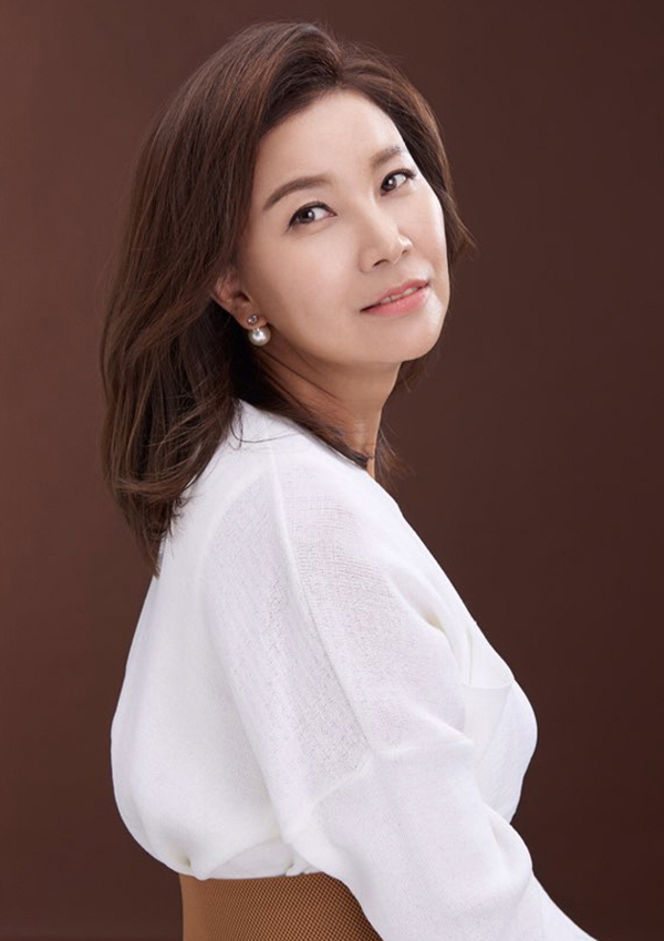http://eng392.maristsites.org/feministfilm/files/csvimport/DirectorImages/JeongJaeEun.jpg